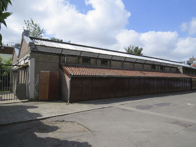 906364 Gezicht op de bedrijfsgebouwen van de voormalige drukkerij Abels aan de Oudegracht, aan de zuidzijde van de ...